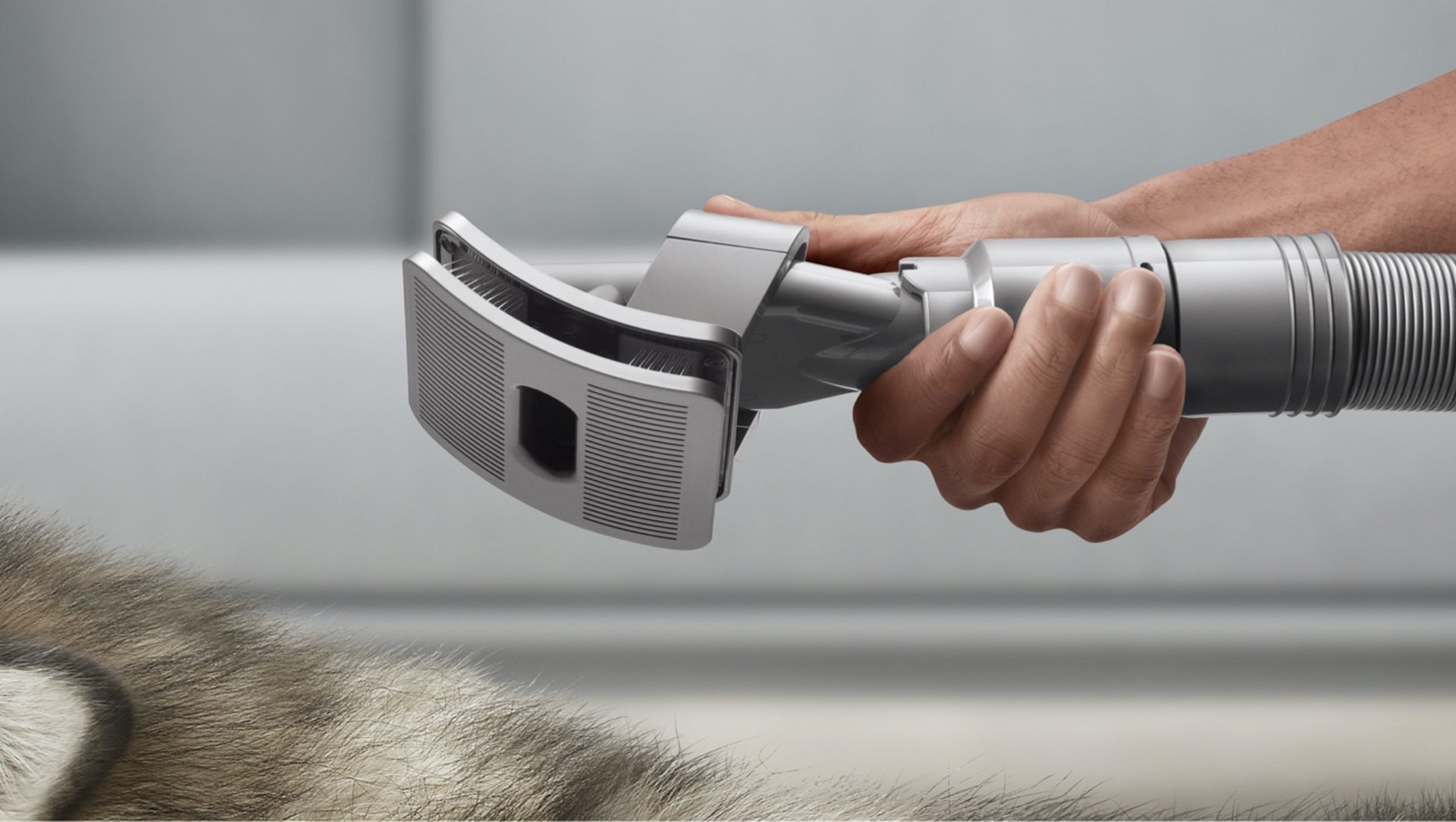 Щётка Dyson Pet groom в режиме самоочистки