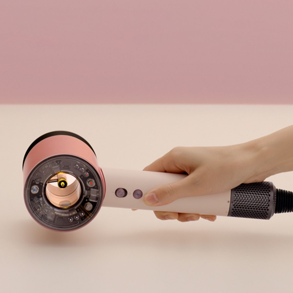 Фен Dyson Supersonic Nural автоматически снижает поток воздуха при паузе